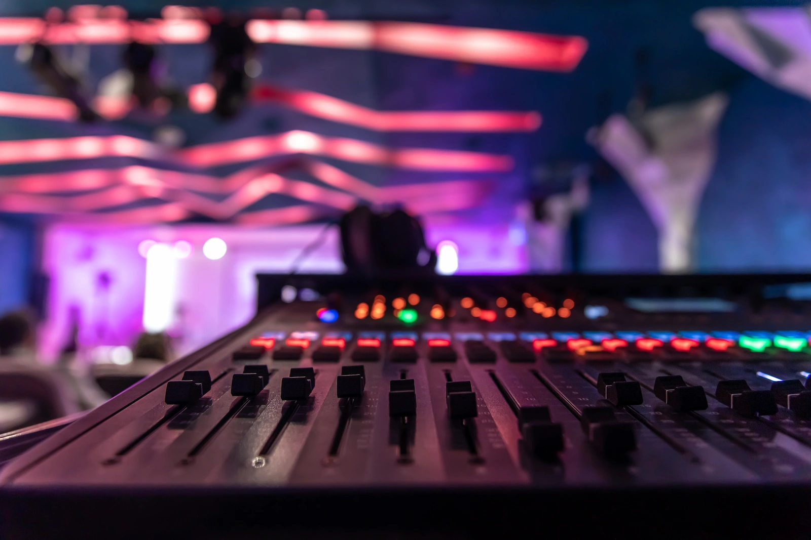 Services Master Productions | Experts in event planning, DJs, sound, and lighting.